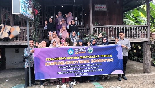 Dosen STIKES Harapan Ibu Jambi Penerima Hibah Kemendikbudristek, Peduli UMKM Batik Jambi