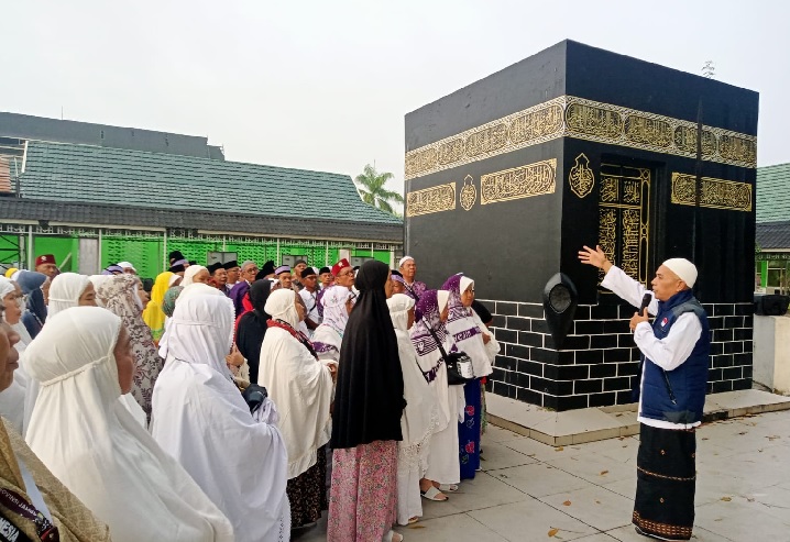 Persiapan Jemaah Haji Kloter 22 Jambi di Asrama Haji, Materi Fiqih dan Praktik Tawaf