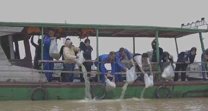 Ditpolairud Polda Jambi Lepas 20 Ribu Bibit Ikan di Danau Sipin 