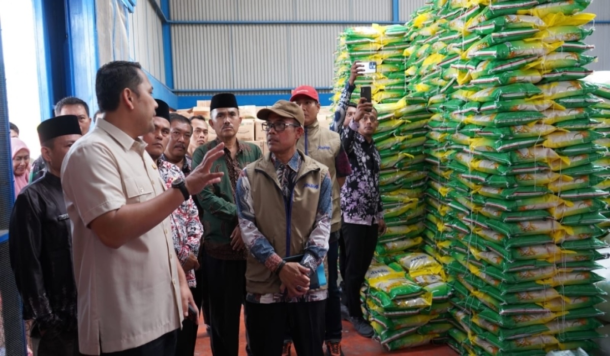 Stok Beras dan Minyak Aman, Bupati M. Syukur Lepas Keberangkatan Bantuan Pangan