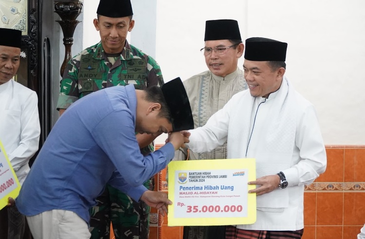 Safari Ramadhan Pertama di Kerinci, Gubernur Al Haris Serahkan Bantuan CSR