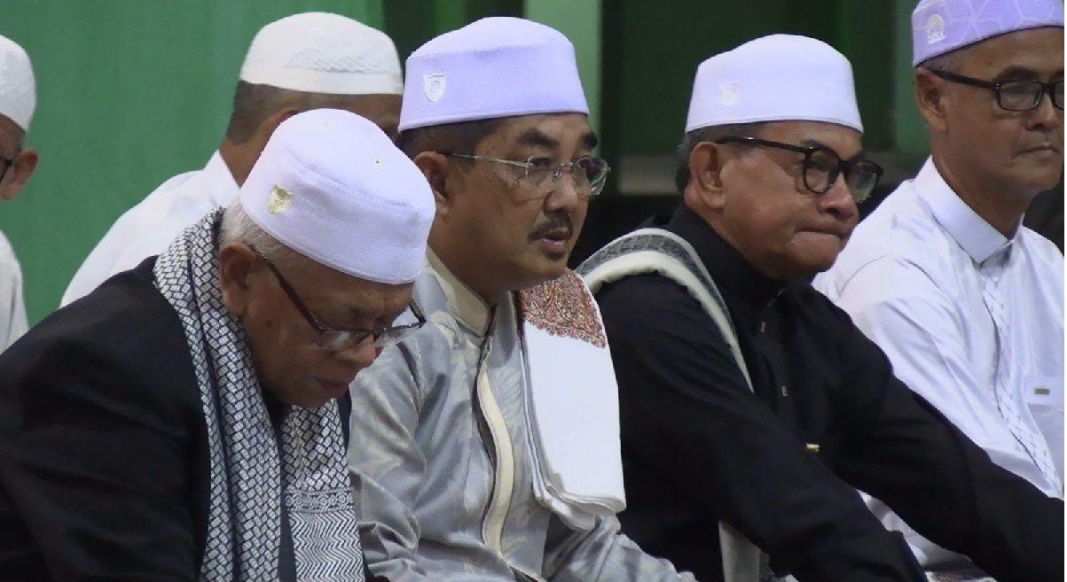 Bupati Anwar Sadat Hadiri Haul Akbar dan HUT Ponpes Al-Baaqiatussa’adiyah di Tembilahan