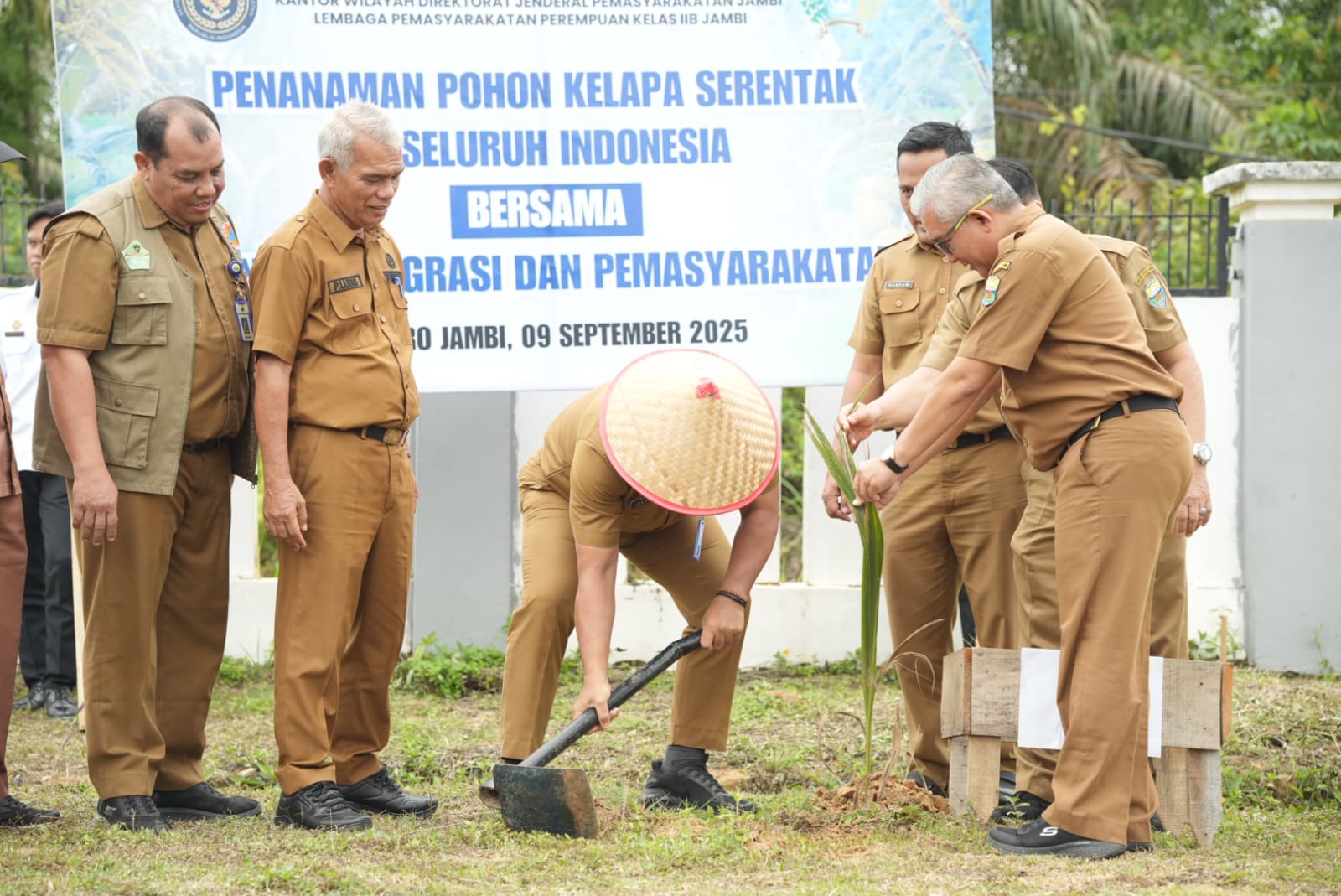 Sekda Budhi Tanam Bibit Kelapa Serentak