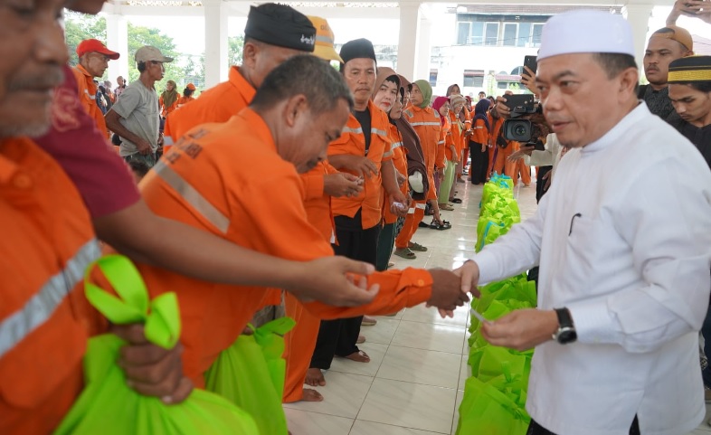 Gubernur Al Haris Bagikan Sembako Untuk 1.238 Petugas Kebersihan Kota Jambi, Juga Siapkan 2 Hadiah Umrah