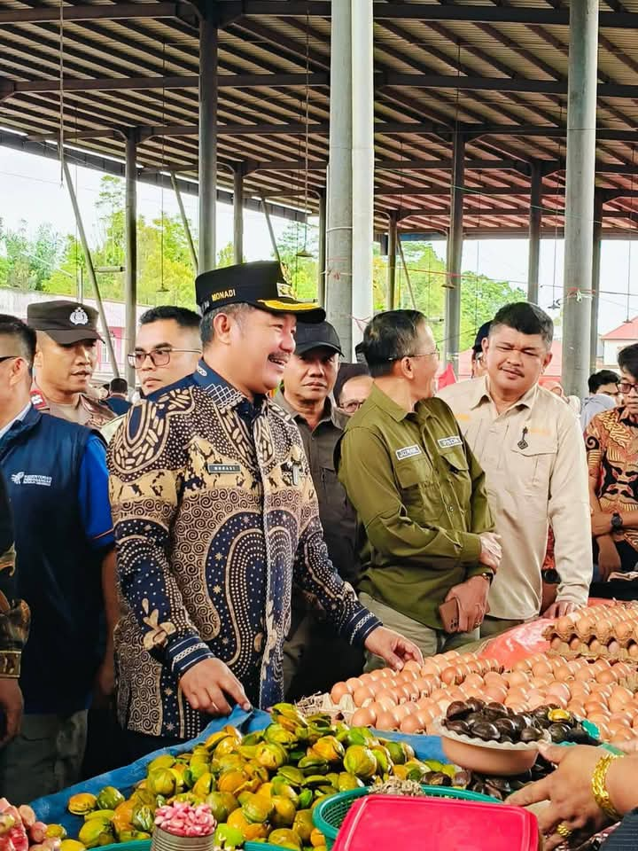 Bupati Monadi Sidak Harga Sembako di Pasar Hiang