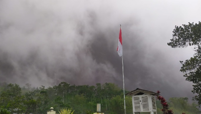 Giliran Gunung Merapi Muntahkan Awan Panas, Hujan Air Disertai Abu Vulkanik Terjadi di Boyolali dan Magelang