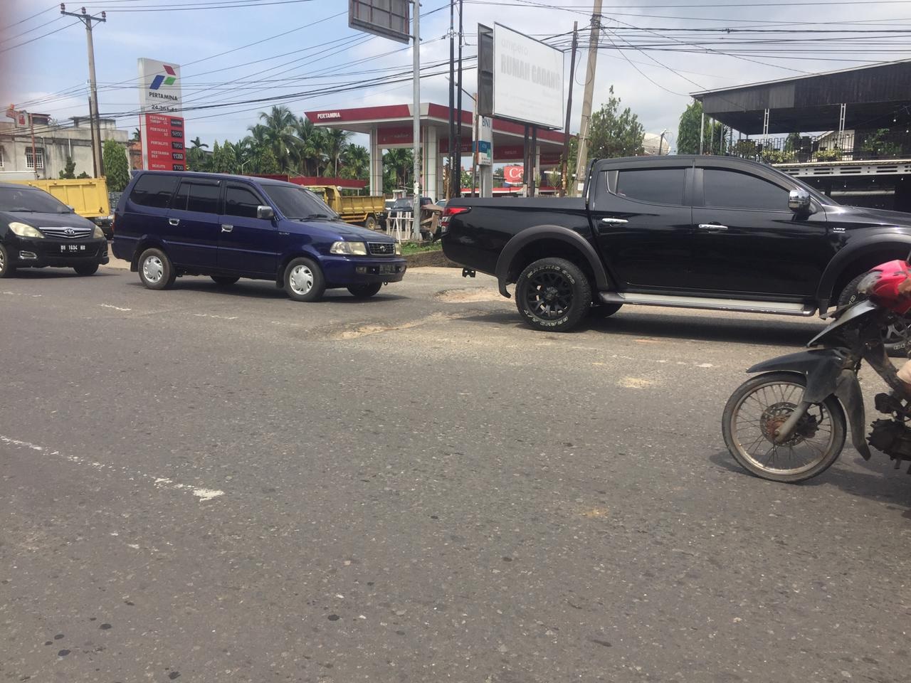 Jalan Berlobang di Depan SPBU Simpang Pucuk Dikeluhkan Warga