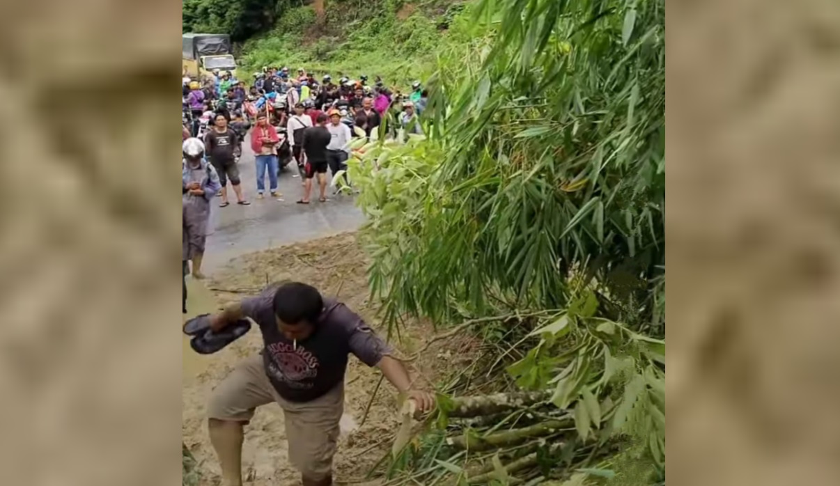 ﻿BREAKING NEWS! Jalan Kerinci-Padang Lumpuh Longsor di Siulak Deras Ujung Ladang