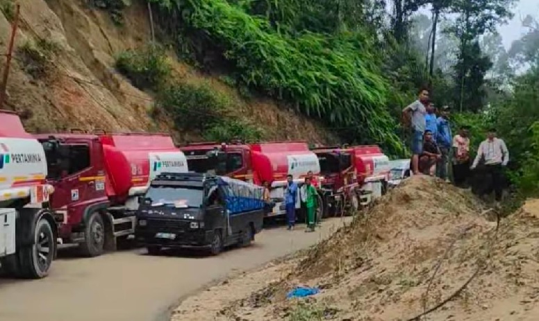 Longsor Jalan Nasional Puncak Sungai Penuh-Tapan, 14 Jam Kendaraan Terjebak di Jalan