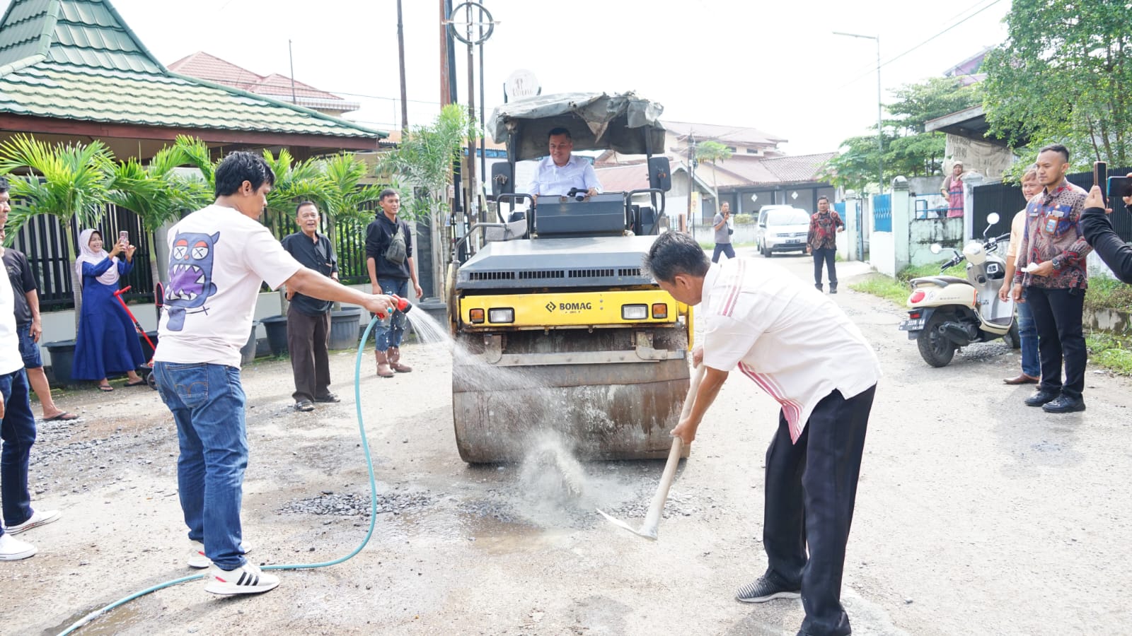 Warga Lakukan Perbaikan Jalan Secara Swadaya di Kota Jambi, Ketua DPRD Dukung Inisiatif Masyarakat