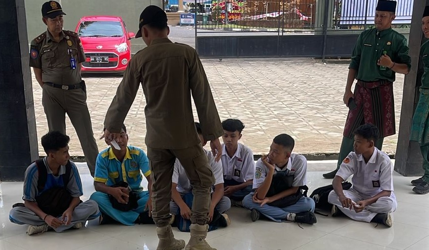 Belasan Pelajar Terciduk Satpol PP, Main Game di Rental PlayStation Saat Jam Sekolah