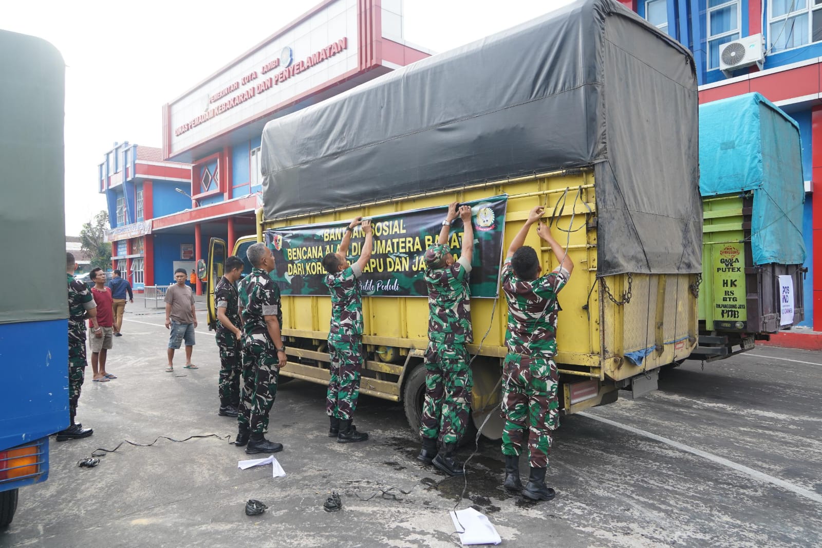 Danrem 042/Gapu Lepas Bantuan Sosial untuk Korban Bencana Sumatera Barat