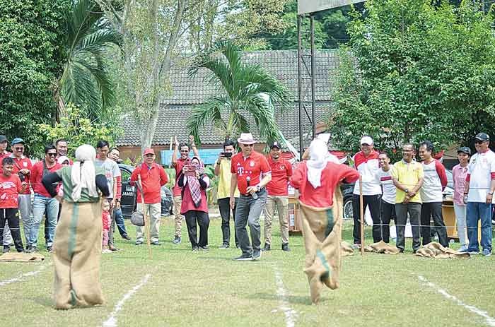 Panjat Pinang hingga Lomba Balap Karung, Emak-Emak Ikut Semarak HUT Kemerdekaan RI