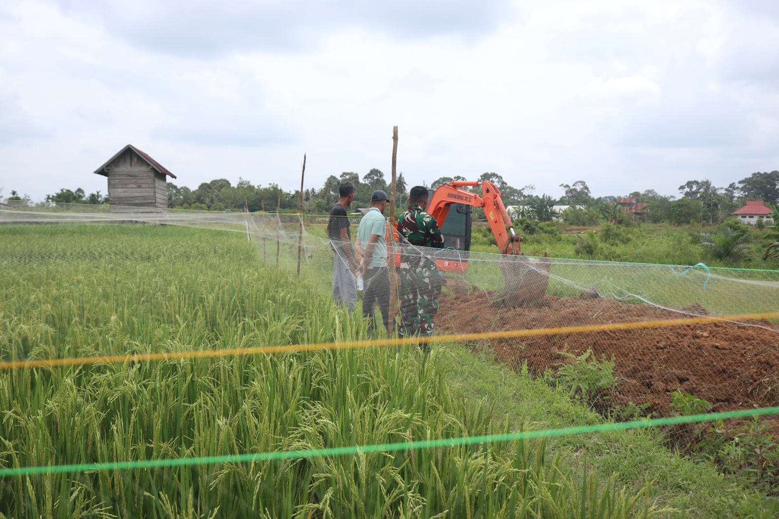 Dukung Ketahanan Pangan Nasional Kodim 0416/Bute Bangun Sodetan Saluran Air