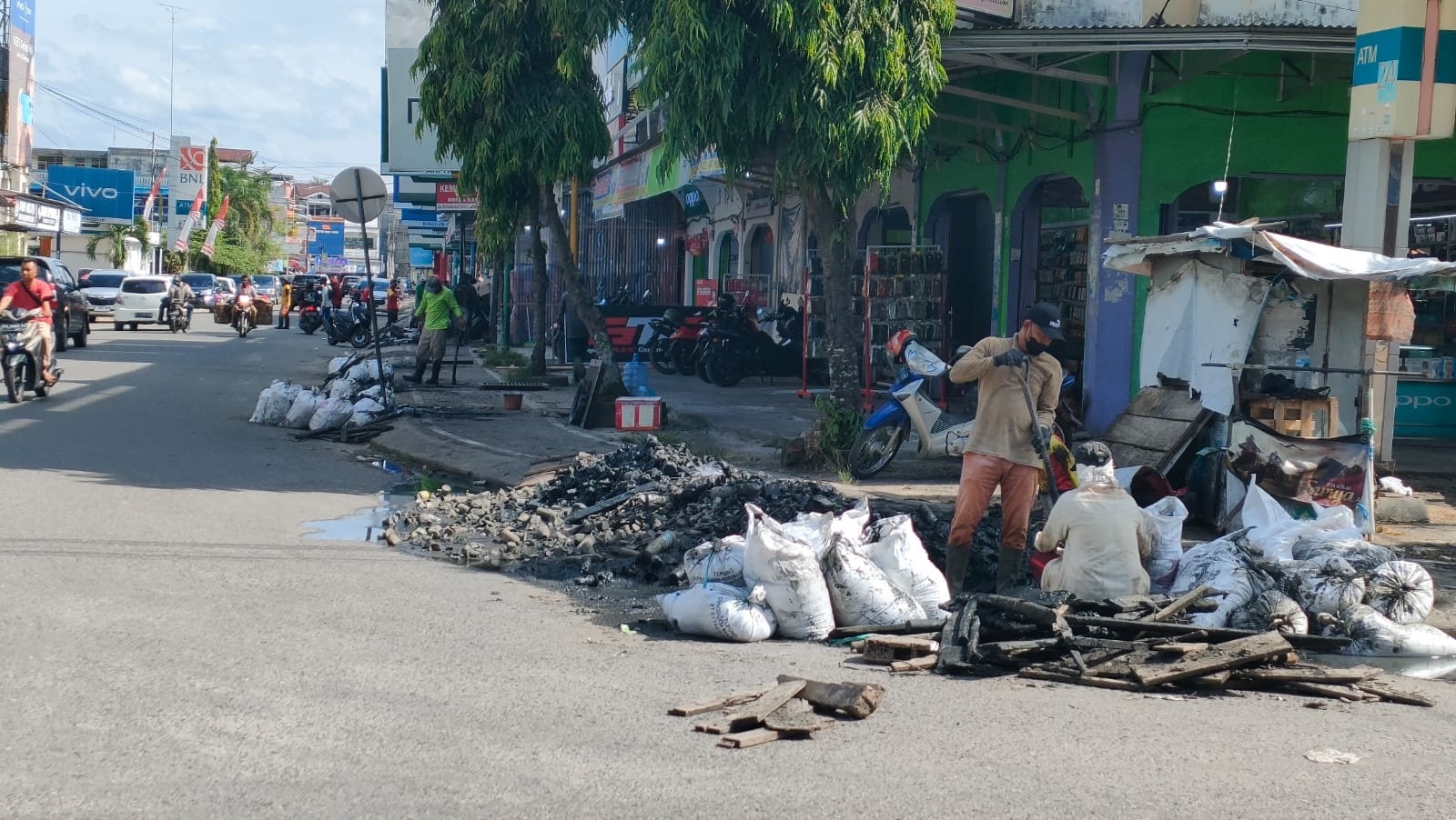 Sering Banjir, Dinas PUPR Bersihkan Drainase di Pasar Muara Bungo