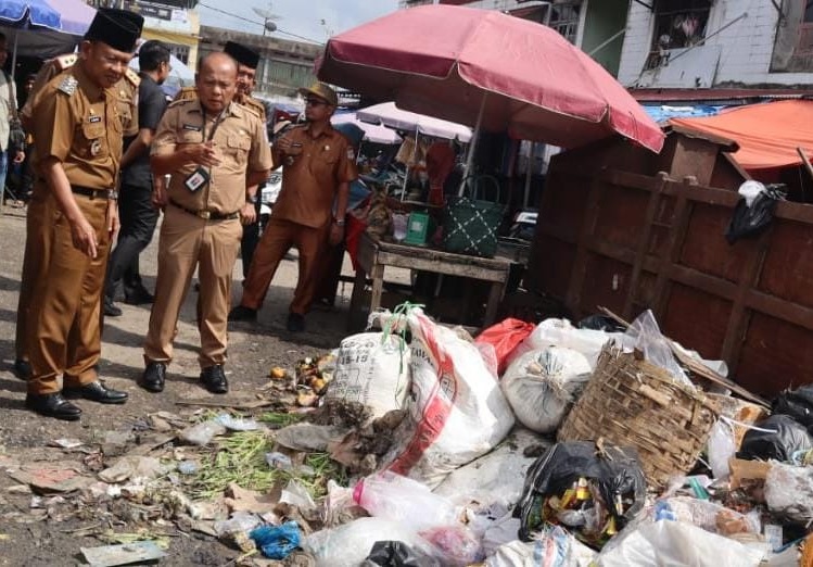 Tancap Gas, Wabup H A Khafid Pantau Tumpukan Sampah