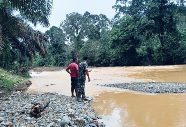 Dua Mekanik Alat Berat Hanyut di Sungai, Satu Selamat Satu Belum Ditemukan