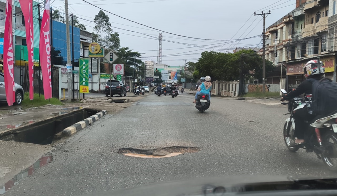 Hati-hati Banyak Ranjau di Jalan Raya Kota Jambi 