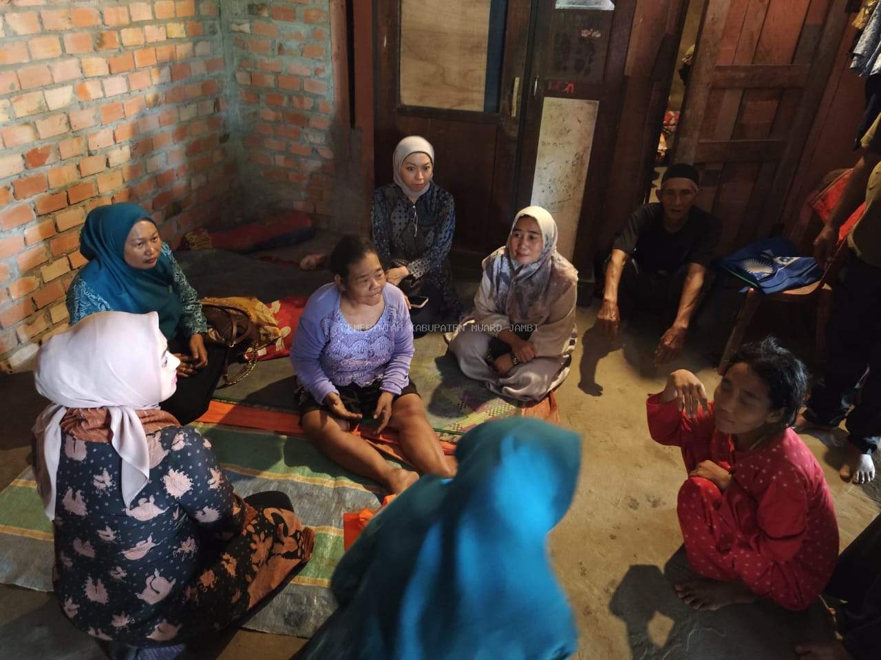 Ketua PKK Serahkan Bantuan Kepada Keluarga Miskin Ekstrem