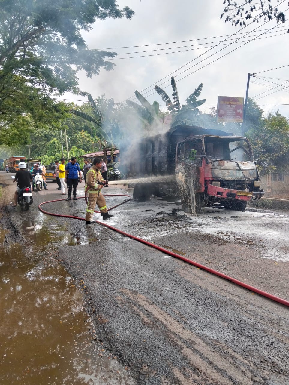 Satu Unit Mobil Truk Terbakar di Muaro Kumpeh