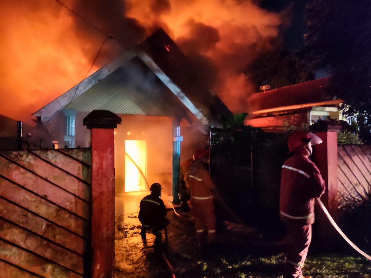 Diduga Konsleting Listrik, Dua Unit Rumah di Tambak Sari Hangus Terbakar