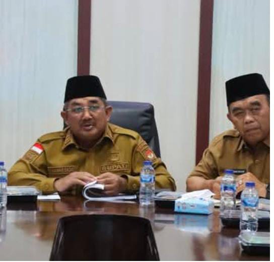 Bupati Anwar Sadat dan Ketua TP-PKK Salurkan Kartu Keluarga Sejahtera dan Bantuan Sembako untuk Masyarakat