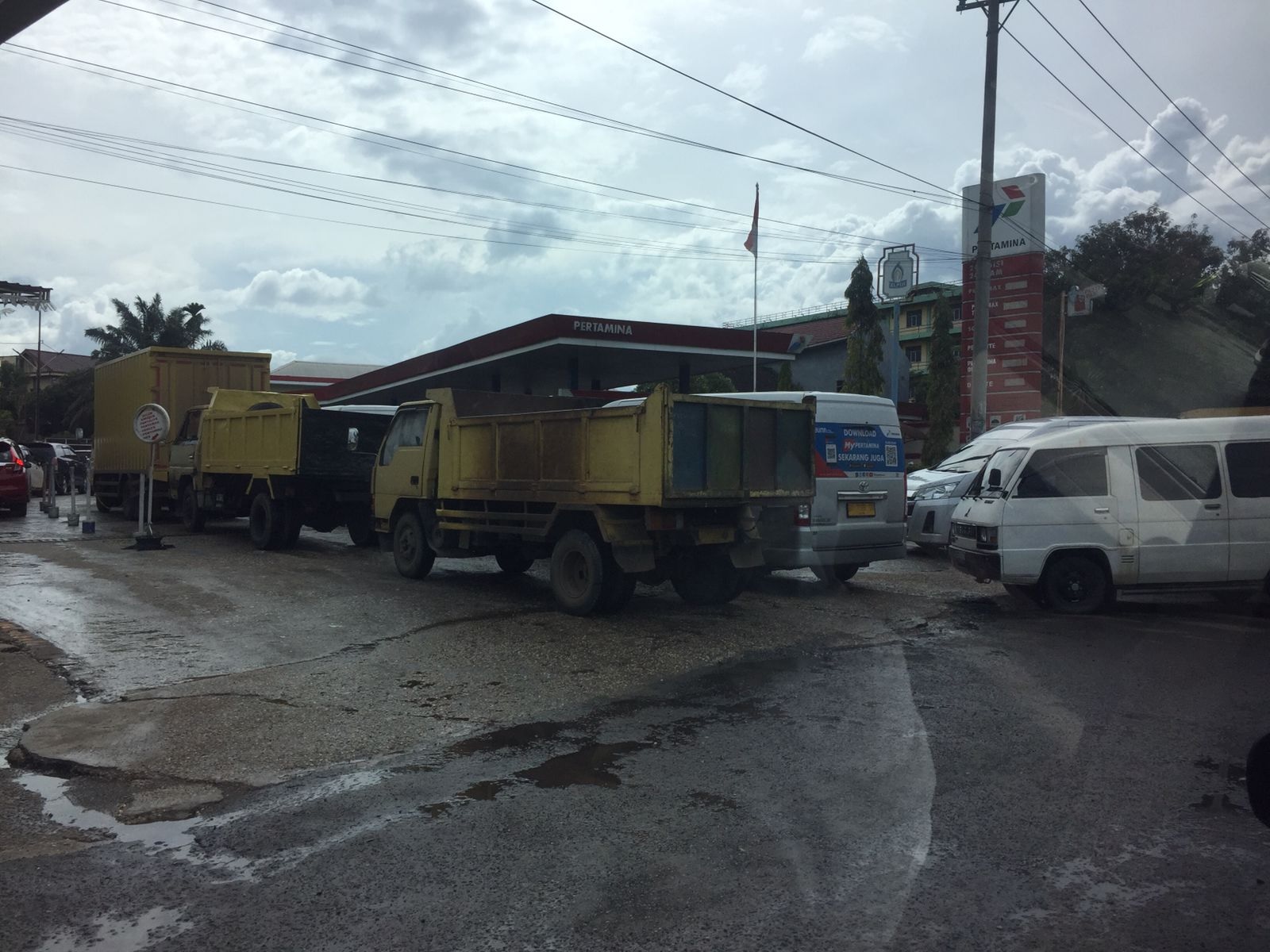 Pertalite Nggak Turun-Turun, Antre BBM di SPBU Kota Jambi Malah Makin Panjang