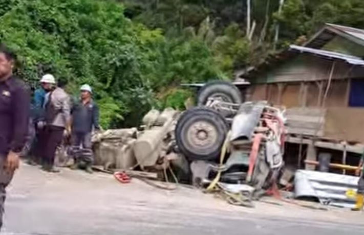 Mobil Pengangkut Material PLTA Batang Merangin Terbalik, Supir Dikabarkan Meninggal