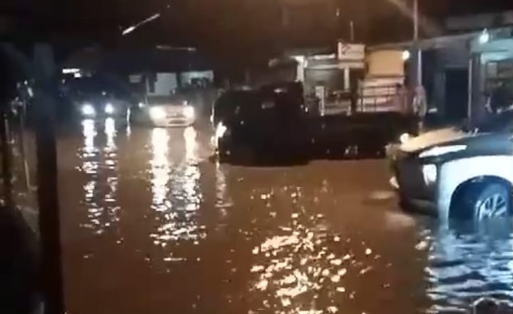 Banjir dan Longsor, Jalan Sungai Penuh- Sumbar Lumpuh Total