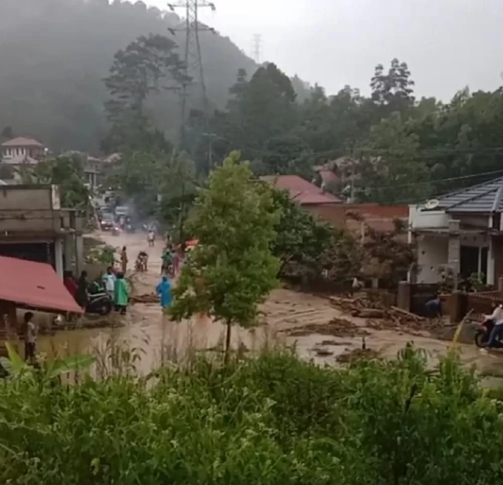 Puluhan Rumah Diterjang Banjir Bandang