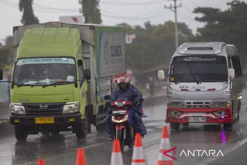Hari ke 2 Lebaran, BMKG Waspada Hujan Lebat di Berbagai Kota RI