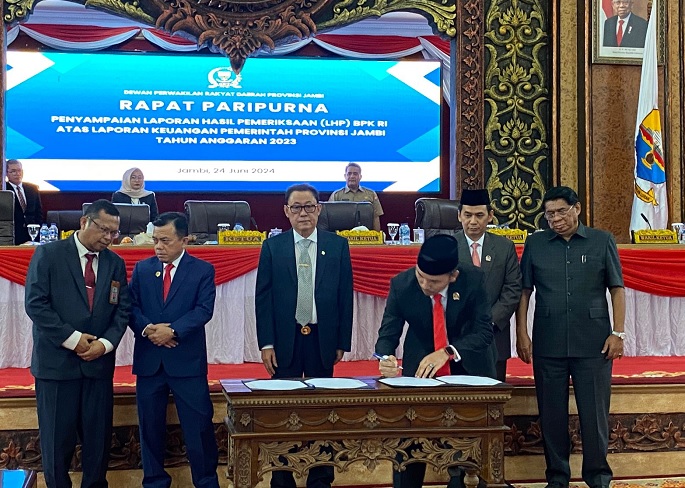 DPRD Provinsi Jambi Gelar Rapat Paripurna Penyerahan LHP Atas LKPD Provinsi Jambi TA 2023