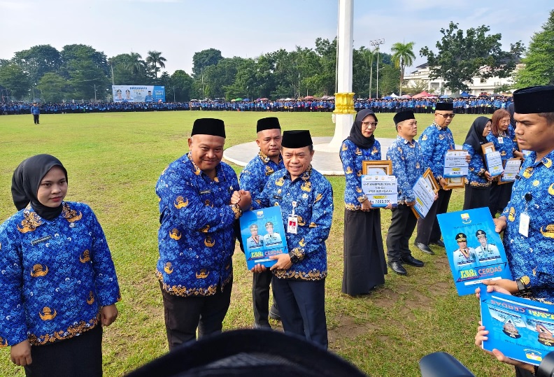 Al Haris Serahkan SK 6.438 PPPK Paruh Waktu Pemprov Jambi