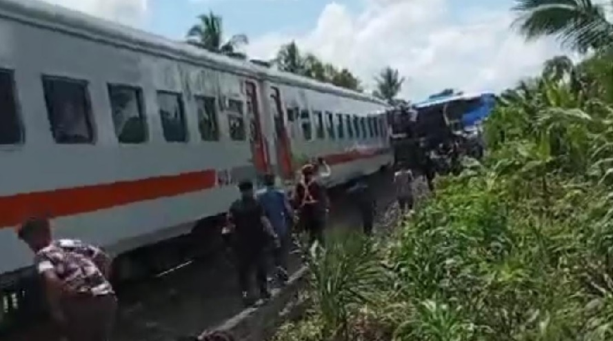 KA Ekspres Rajabasa Hantam Bus di Kabupaten Oku Timur, Satu Orang Penumpang Bus Tewas