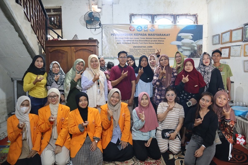 Limbah Pertanian Jadi Pangan Bergizi, Dosen Unja Kenalkan Jamur Edible kepada KWT Sipin Danau Sejahtera