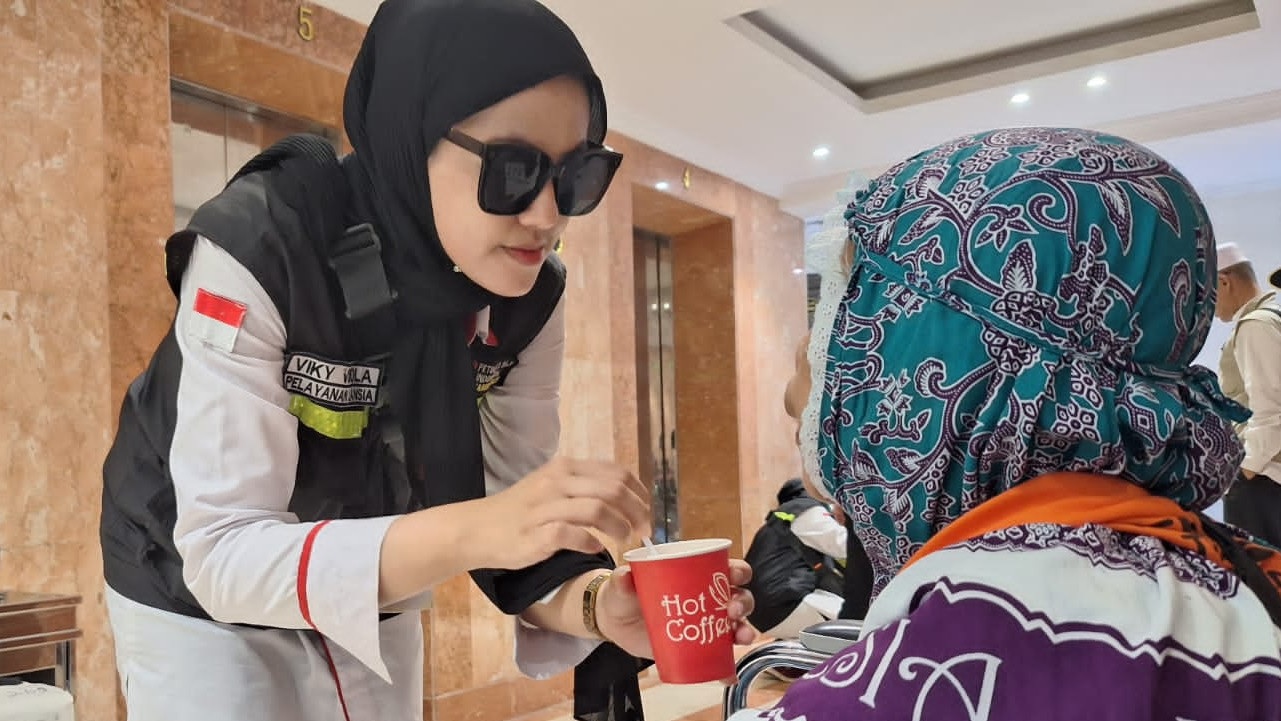  Sampai di Madinah, Jemaah Haji Lansia Disambut Dengan Teh & Vitamin Full Cream 