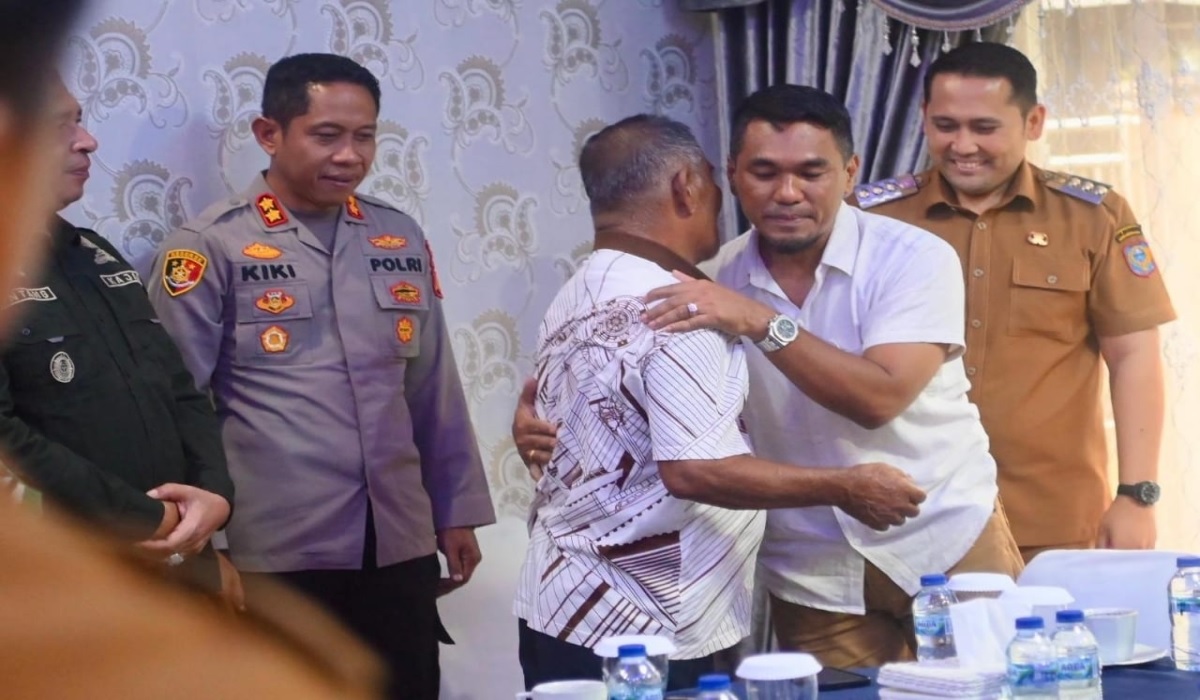 Dimediasi Bupati H M Syukur, Ketegangan Warga Berakhir Damai