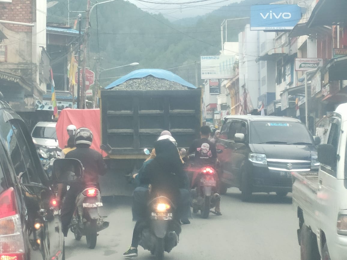 Warga Sungaipenuh Minta Dishub Tertibkan Truk Galian C , Bebas Lalu - Lalang Lewati Jalan Perkotaan Tiap Waktu