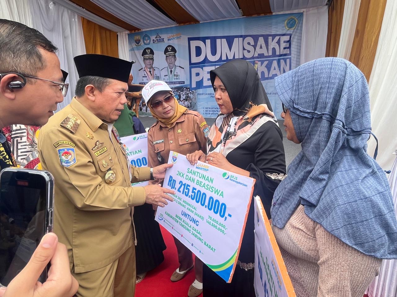 BPJS Ketenagakerjaan Serahkan Santunan JKM dan JKK di Acara Dumisake Pendidikan