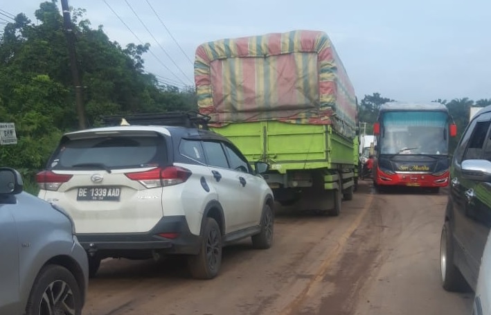 Jalur Jambi-Palembang Macet Parah, Para Pemudik Terjebak Hingga Lebih 9 Jam