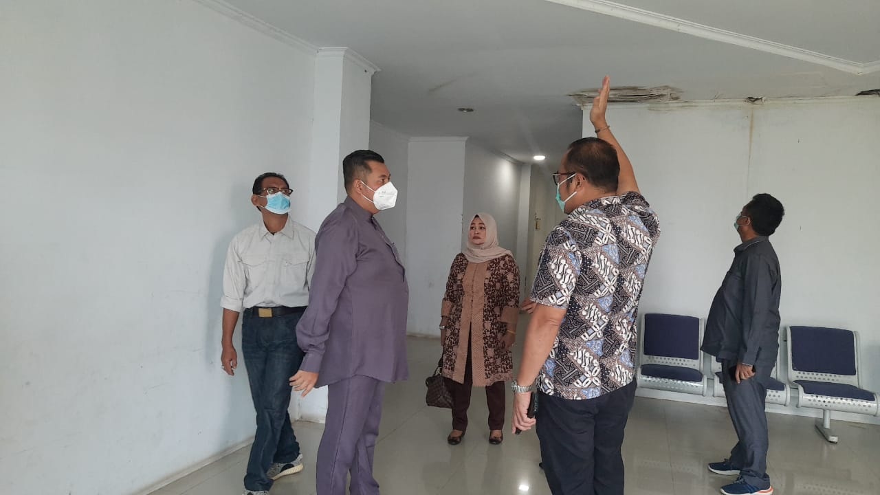    Ruang Operasi RS Abdul Manap Bocor   
