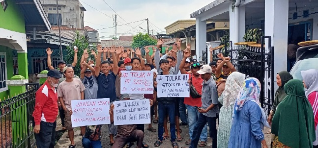 Diusir Massa Warga Aurduri, Perwakilan PT. SAS Akhirnya Pilih Pergi