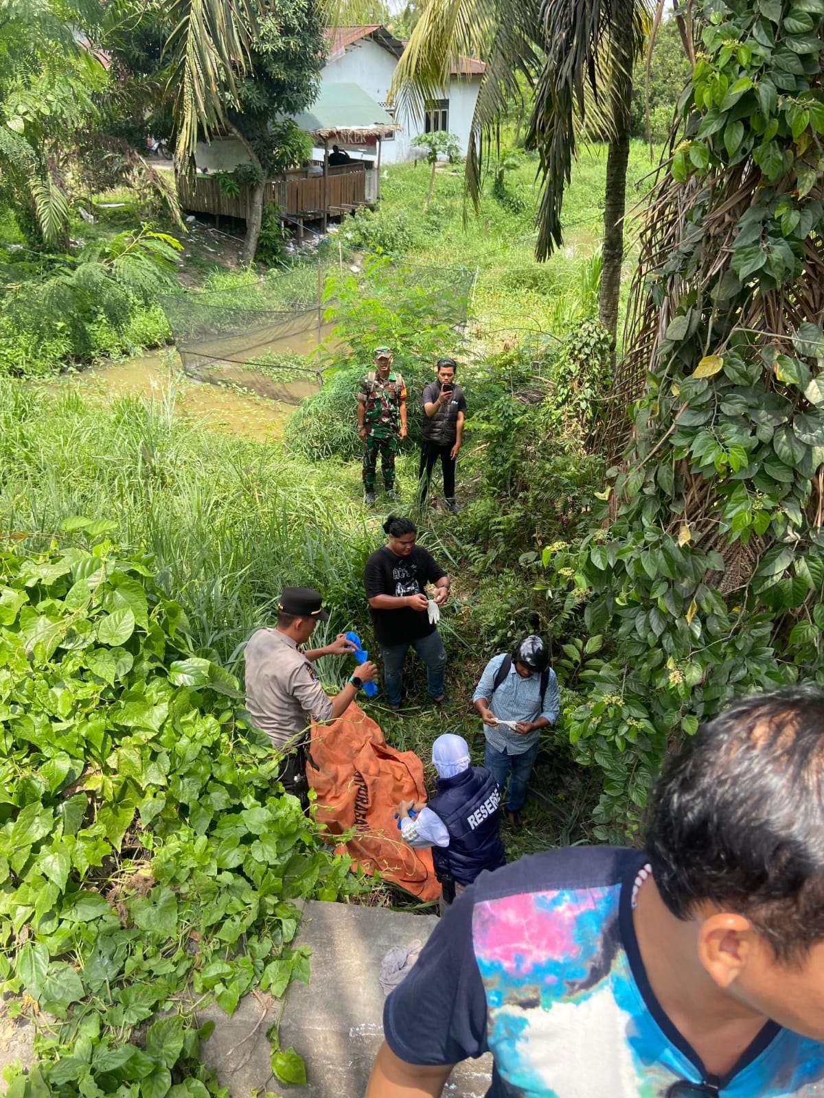 Warga Tanjung Lumut Dikejutkan Penemuan Mayat di Bawah Jembatan