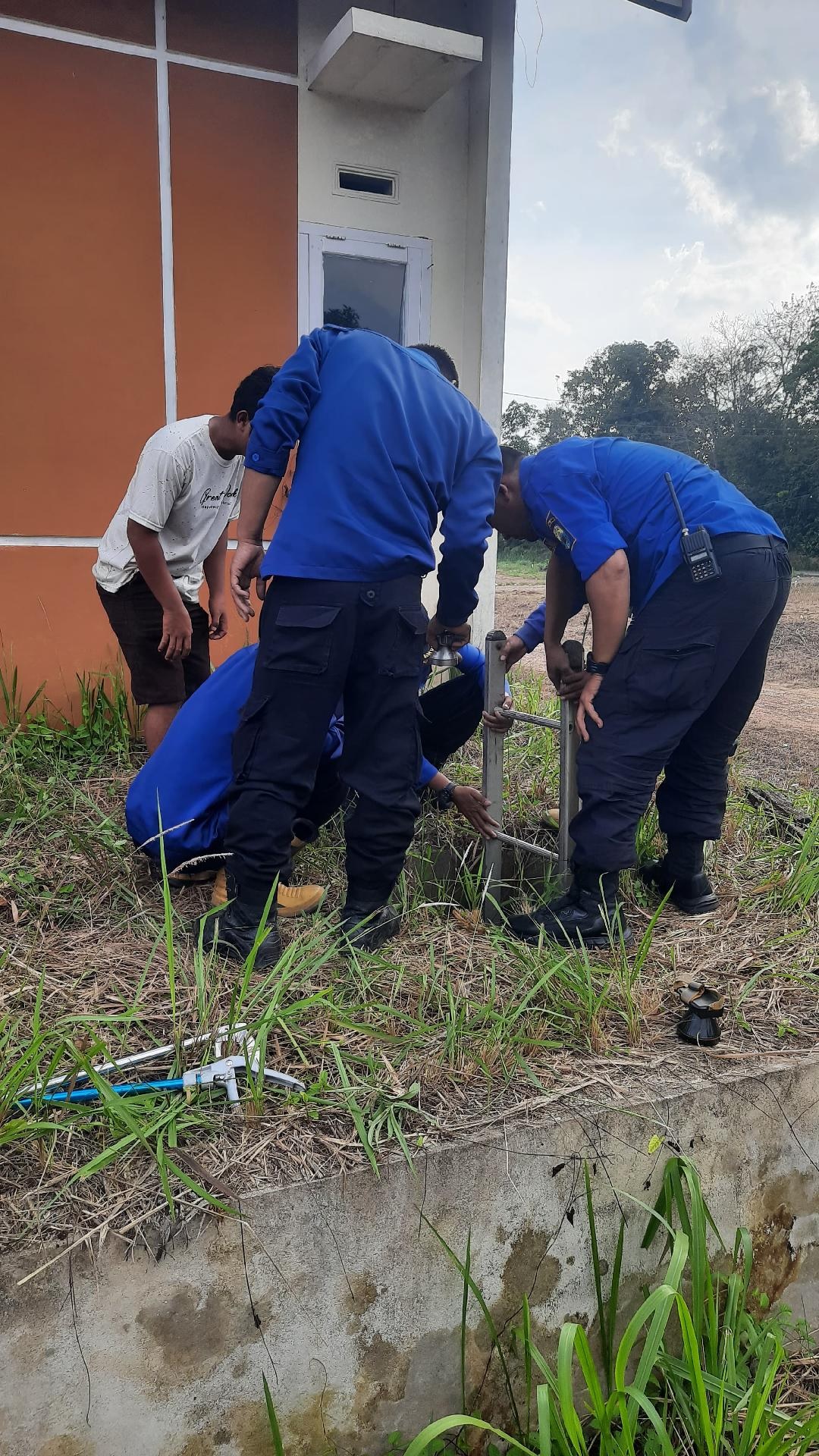 Tim Damkar Muaro Jambi Evakuasi Ular Piton Dalam Sumur Warga