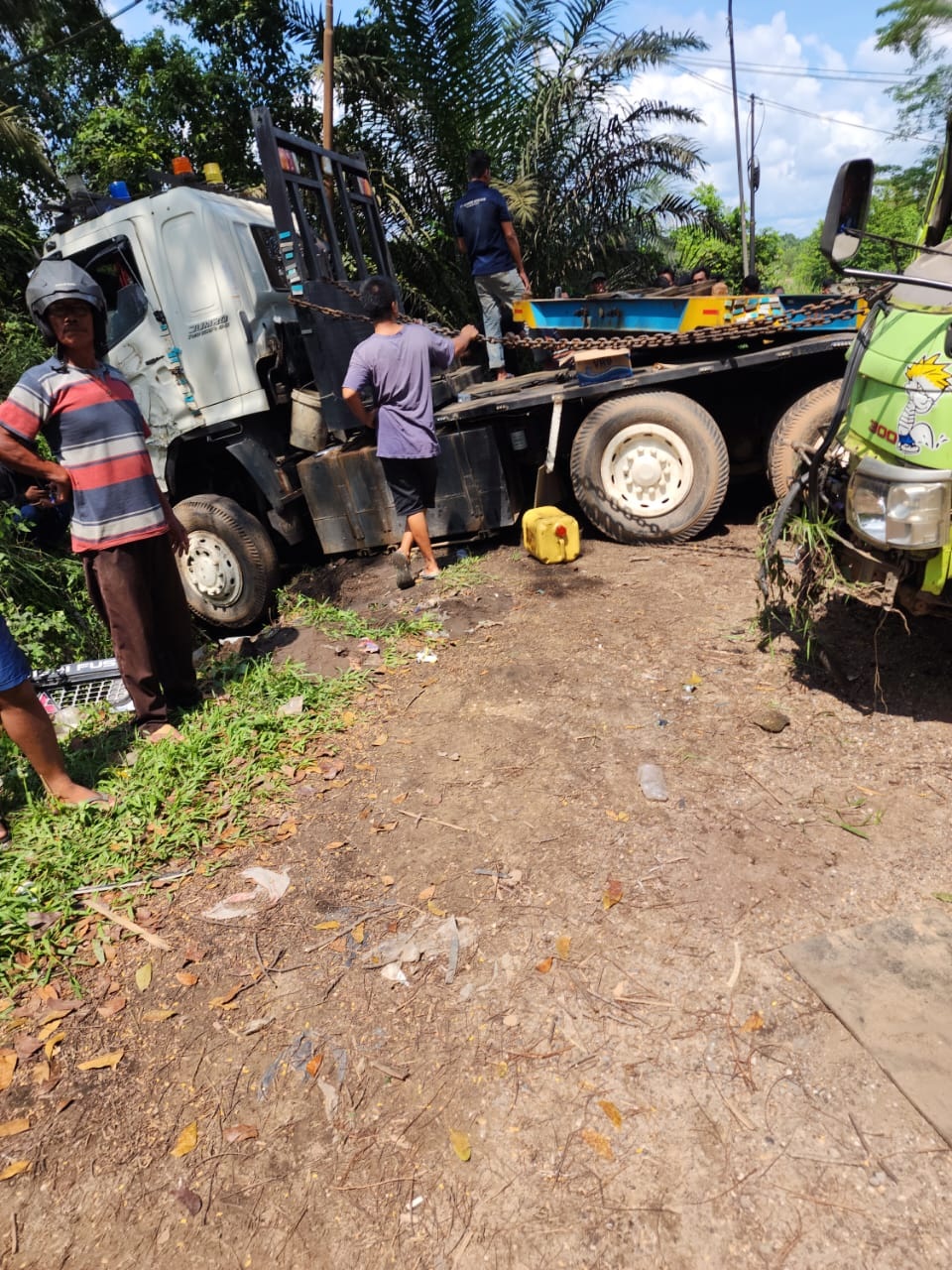 Lakalantas Antar Mobil Truk Terjadi di Kawasan Kebun Bohok Kota Jambi 