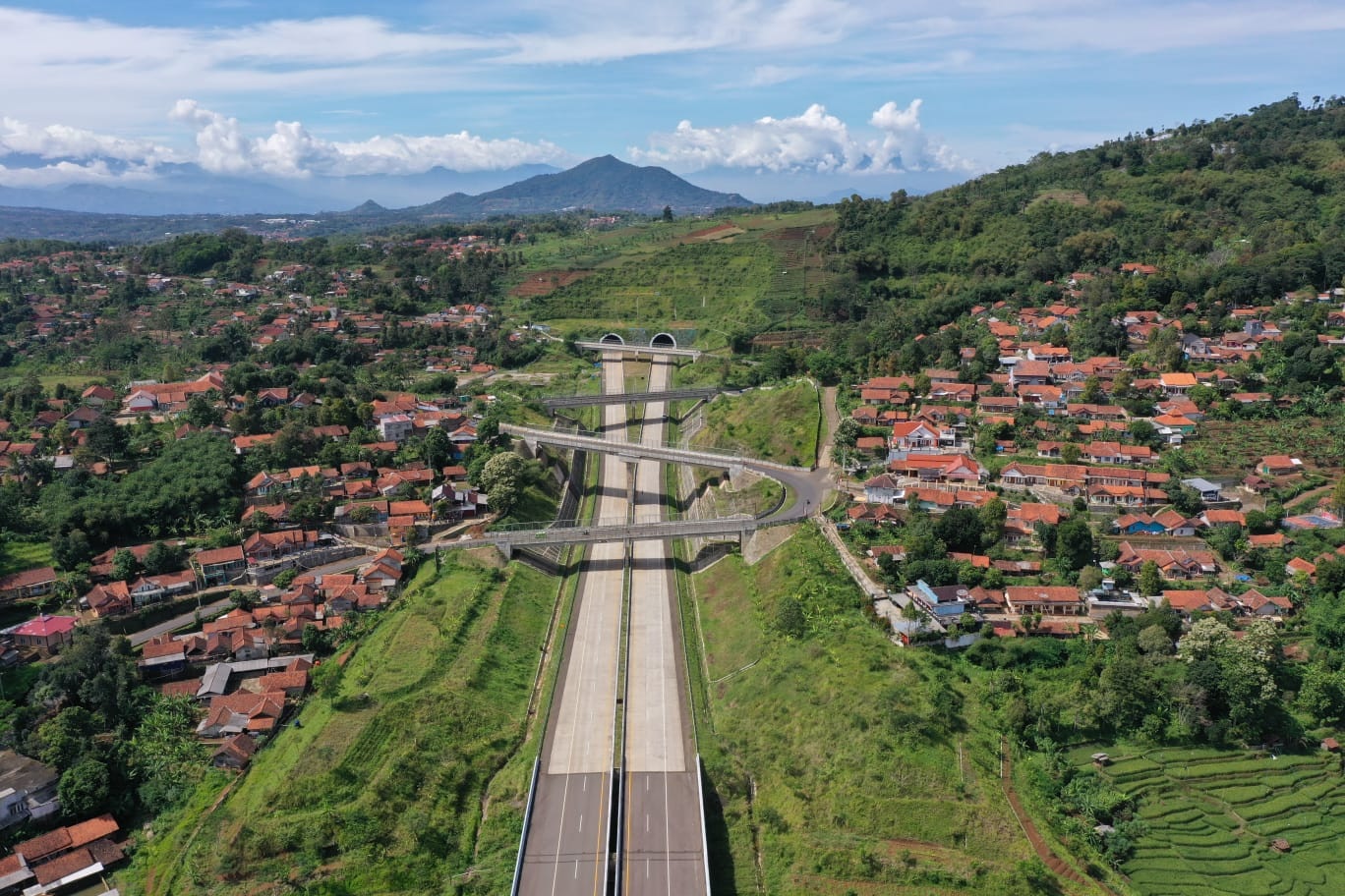 WARGA BANDUNG HAPPY! Tol Cisumdawu Kelar, Waktu Tempuh Bandung-Bandara Kertajati  Kurang 1 Jam﻿