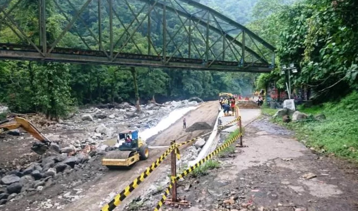 Gubernur: Sabar Jangan 'Maksa' Lewat Lembah Anai, Ini Jadwal Jalannya Rampung