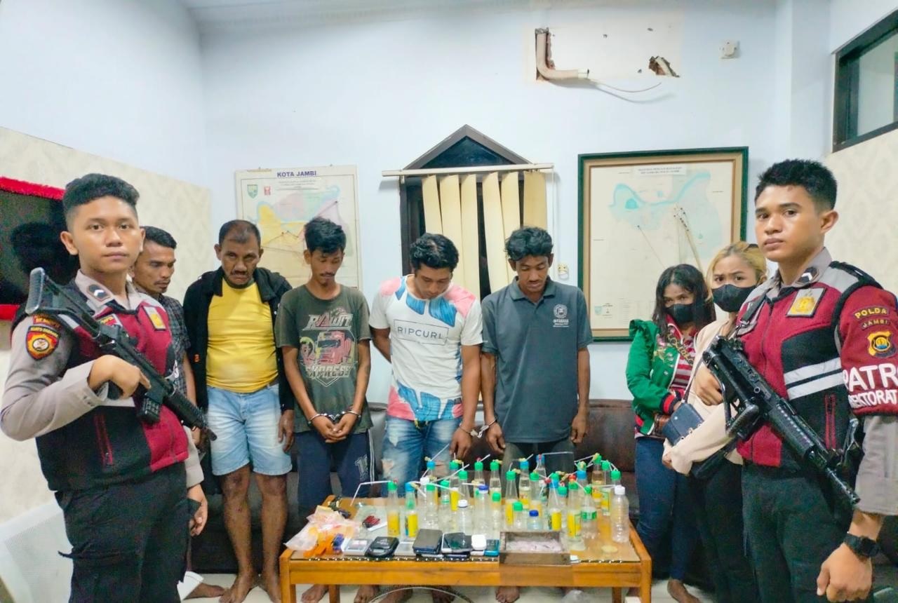 Sedang Asik Pesta Sabu, 7 Pelaku Diamankan saat Polisi Gerebek Basecamp Narkoba di Talang Banjar
