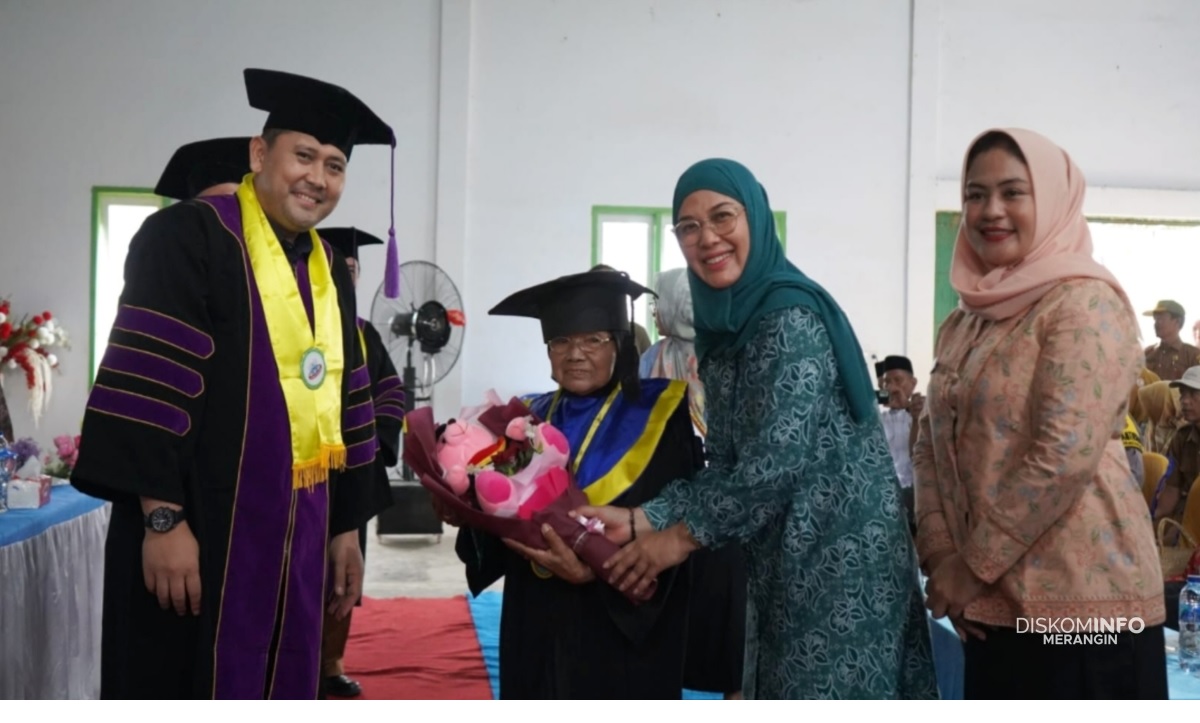 Toga Diatas Kerutan, Mbah Saniem Memetik Ilmu Menjemput 'Bintang'