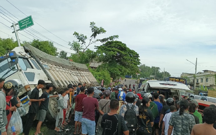 Lakalantas di Simpang Rimbo, Pengendara Motor Tewas Terjepit Ban Mobil 
